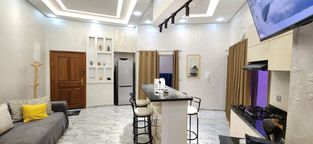 Cuisine équipée avec îlot central