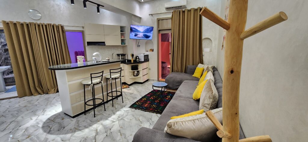 Salon ouvert sur la cuisine américaine