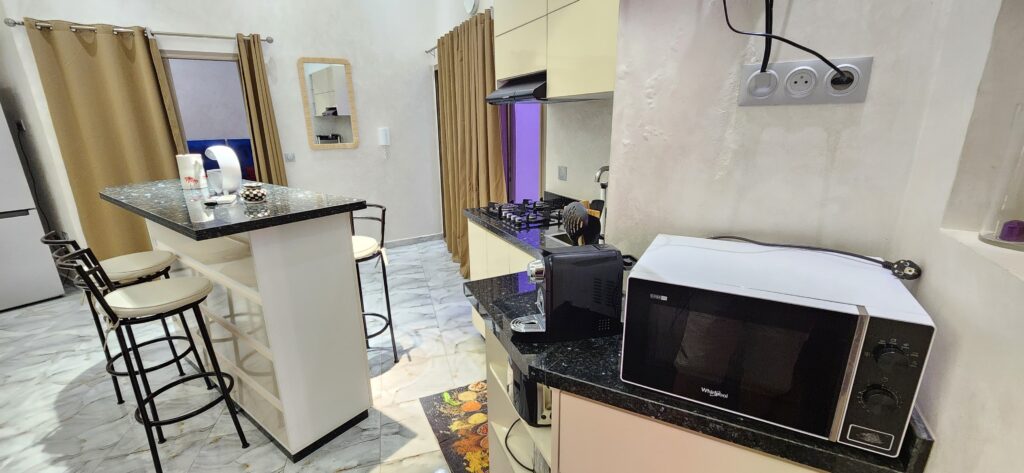 Salon rénové et vendu meublé